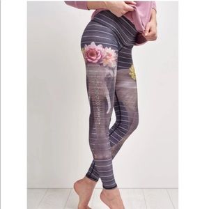 Teeki Love the Elephant Yoga Gray White Pink Lotus Stripe Workout Pants Sz Small